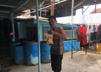 Sutrisno Pasrah, Terpaksa Beli Minyak Goreng Malaysia Seharga Rp30 Ribu/Liter