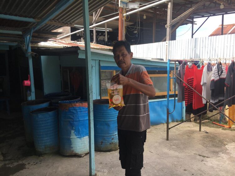 Sutrisno Pasrah, Terpaksa Beli Minyak Goreng Malaysia Seharga Rp30 Ribu/Liter