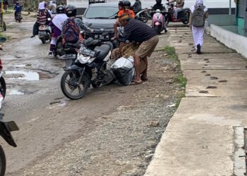 Akibat Menghindari Jalan Rusak, Pengendara Motor Jatuh Terpeleset