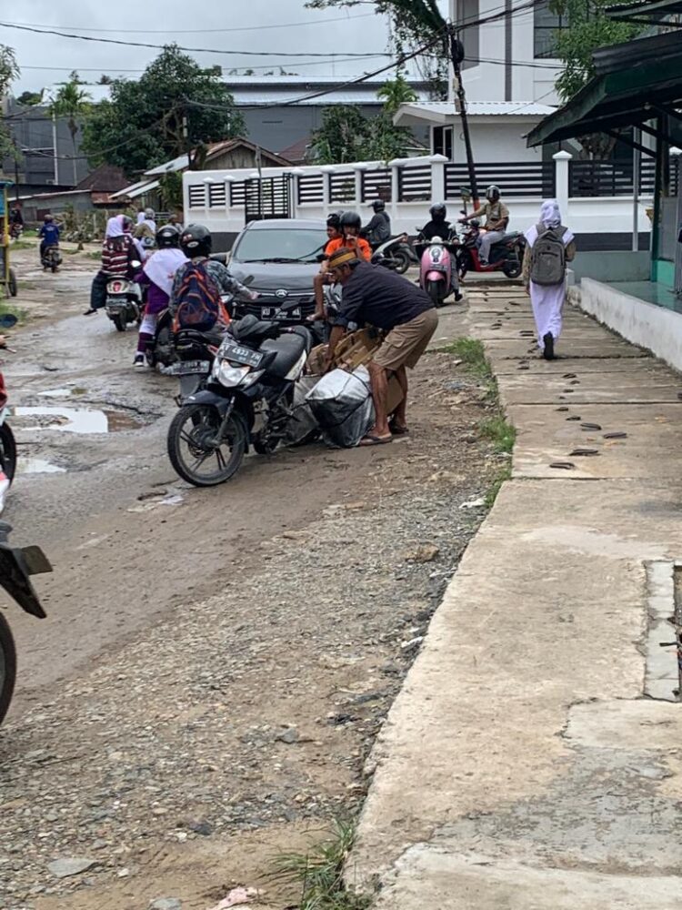 Akibat Menghindari Jalan Rusak, Pengendara Motor Jatuh Terpeleset