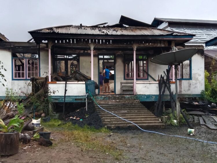 Si Jago Merah Melahap Satu Rumah Warga