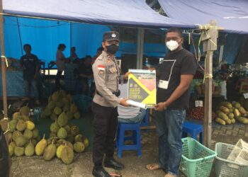 Menjalin Kedekatan dengan Masyarakat, Humas Polda Kaltara Bagikan Kalender 2022