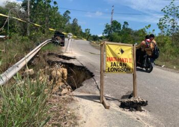 Jalan Longsor Menuju Pantai Amal Tak Kunjung Diperbaiki, Hanya Diberi Rambu Peringatan