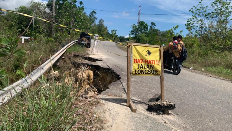Jalan Longsor Menuju Pantai Amal Tak Kunjung Diperbaiki, Hanya Diberi Rambu Peringatan