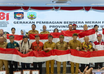 Pemprov Kaltara Bagikan Bendera Merah Putih kepada Ormas