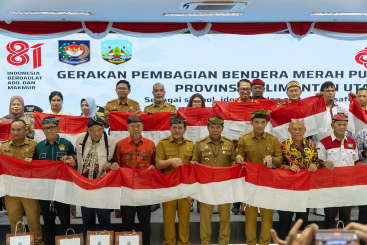Pemprov Kaltara Bagikan Bendera Merah Putih kepada Ormas