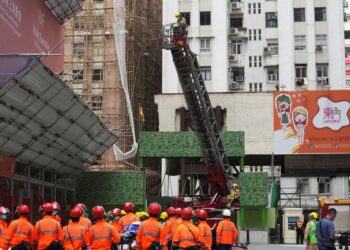 Kebakaran di WTC Hongkong. 150 Orang Terjebak di Atap Gedung