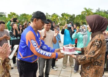 Kejutan Untuk Wabup Hanafiah di Ulang Tahunnya Yang Ke 61 Tahun, Bupati Laura Mengantarkan Kue Cake
