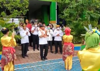 Tiba Di SDN 002 Nunukan, Gubernur Paliwang pun Ikut Menari