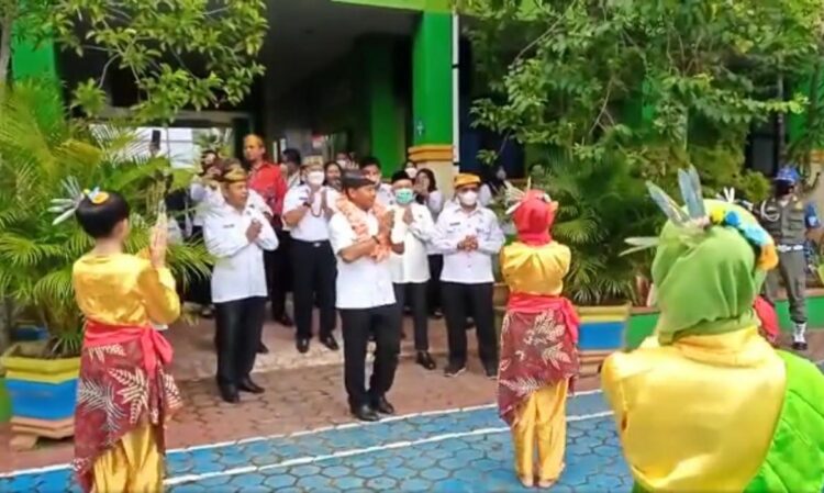 Tiba Di SDN 002 Nunukan, Gubernur Paliwang pun Ikut Menari