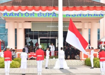 Sempurna, Paskibraka Kab. Nunukan Kibarkan Bendera Merah Putih di Upacara Parade Peringatan Hari Kemerdekaan Republik Indonesia Ke 77