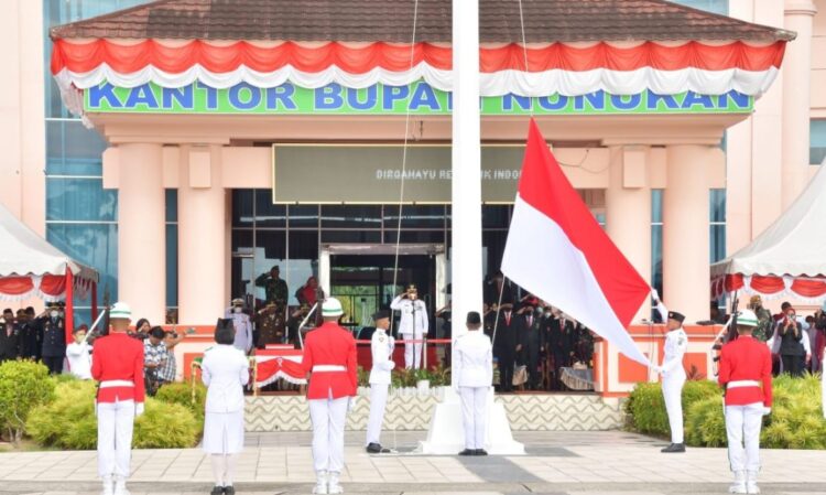 Sempurna, Paskibraka Kab. Nunukan Kibarkan Bendera Merah Putih di Upacara Parade Peringatan Hari Kemerdekaan Republik Indonesia Ke 77