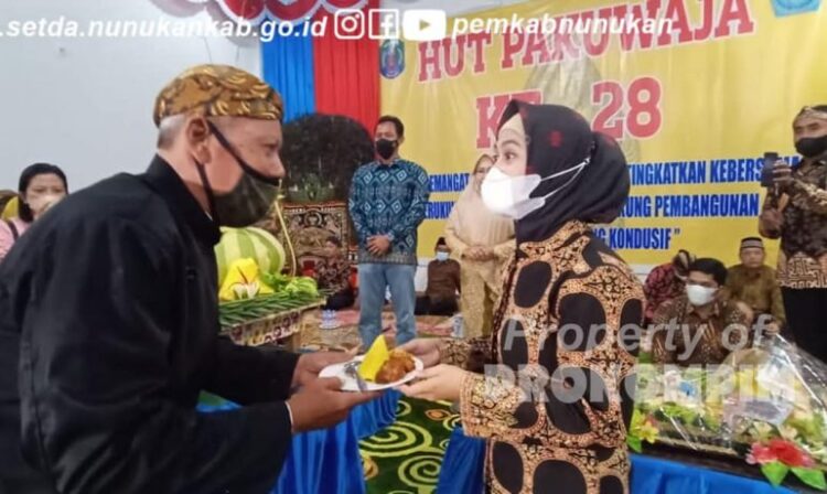 Bupati Laura Hadiri Pelantikan Pengurus PSMTI Dan Syukuran HUT Pakuwaja