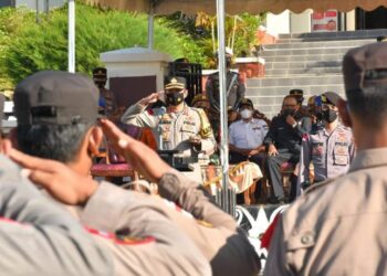 Kapolres Ricky Membacakan Amanat Kapolri Pada Apel Gelar Pasukan Operasi Ketupat Kayan 2022