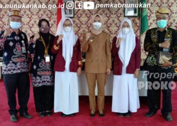 Jelang Ke Amerika Serikat, Putri dan Nadia Berpamitan Kepada Bupati Laura