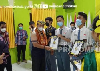 Gubernur Kaltara Serahkan Penghargaan Lomba Jenjang SMA Tingkat Provinsi Kalimantan Utara Tahun 2021