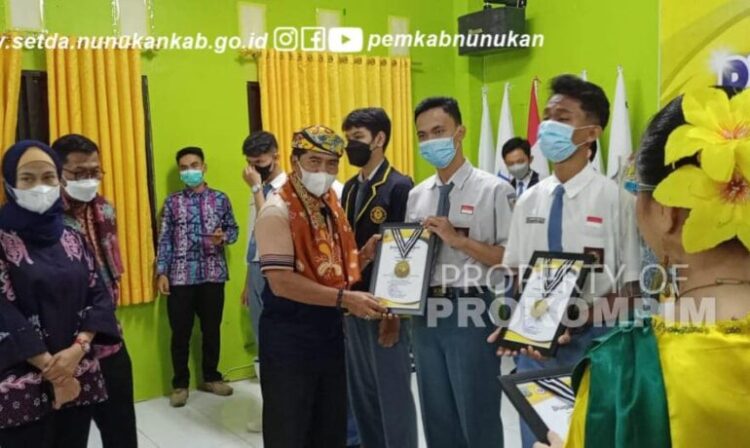 Gubernur Kaltara Serahkan Penghargaan Lomba Jenjang SMA Tingkat Provinsi Kalimantan Utara Tahun 2021