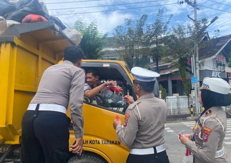 Semangat Nasionalisme, Satlantas Polres Tarakan Pasang Bendera Merah Putih di Kendaraan Dinas
