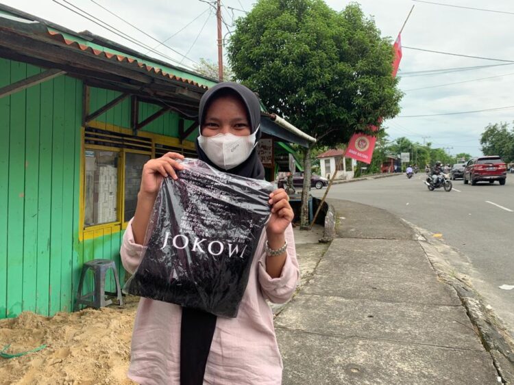 Novi Girang Dapat Kaos dari Jokowi, akan Disimpan sebagai Kenang-kenangan