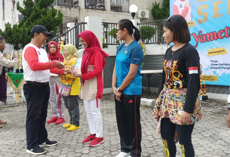 Wabup Serahkan Hadiah Senam Yameto dan Lukiwol