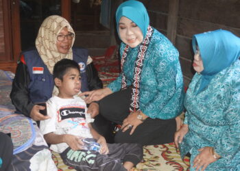 Ketua TP PKK Provinsi Kaltara Hj Rahmawati Zainal Paliwang Menyapa Warga Sei Manggaris