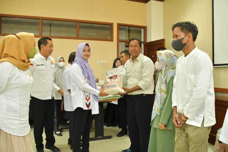 Kendalikan Dampak Inflasi Bupati Nunukan Serahkan Bantuan Beras