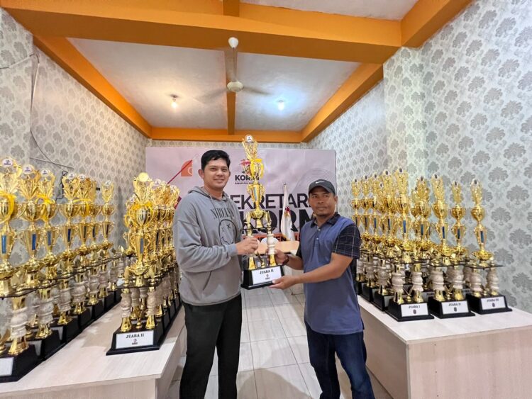 Andi Akbar Serahkan Trophy Kepada Panitia Lomba Pawai Budaya dan Gerak Jalan Indah