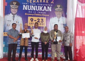 Aneka Juara Lomba Dinas Pendidikan Bupati Serahkan Piala