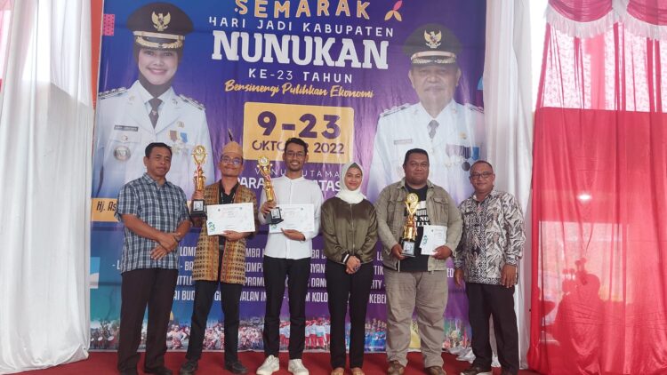 Aneka Juara Lomba Dinas Pendidikan Bupati Serahkan Piala