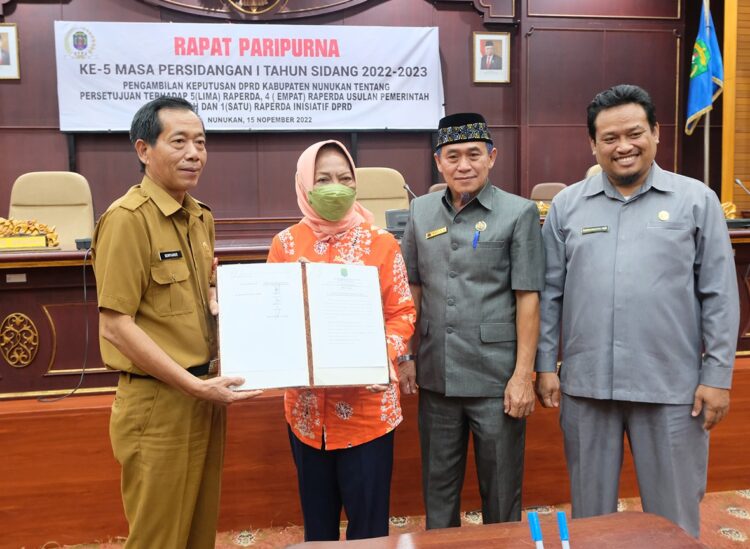 Rapat Paripurna Persetujuan Terhadap Beberapa Raperda