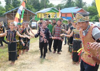 Antusias Masyarakat Menyambut Safari Natal Rombongan Bupati