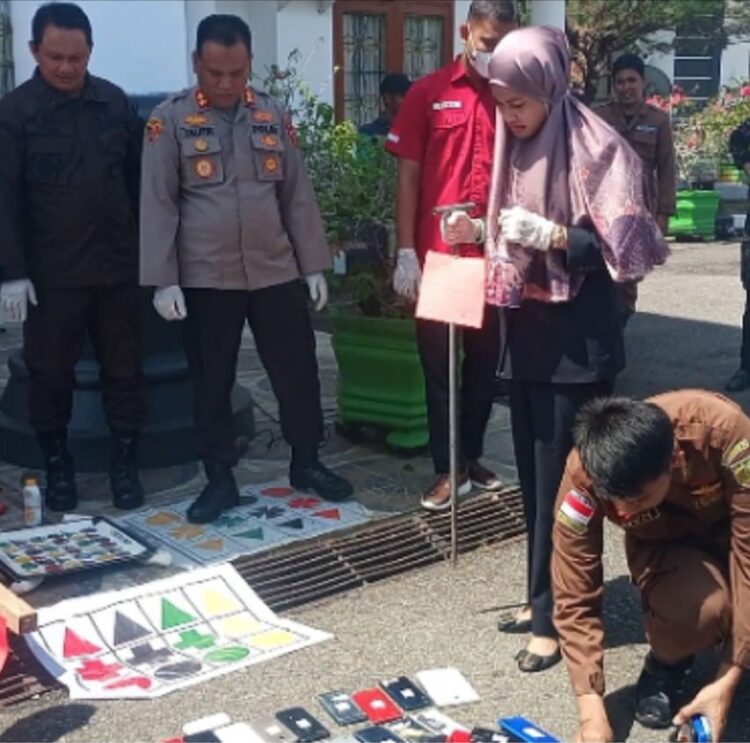 Kejari Musnahkan Barang Bukti Hasil Tindak Pidana, Bupati Dikagetkan Bunyi Ledakan