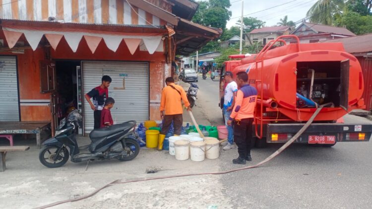 BPBD Salurkan Air Bersih Kepada Masyarakat