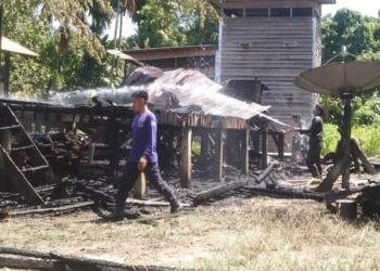 Personel Damkar Pos Tulin Onsoi, Berhasil Memadamkan Api Pada Salah Satu Rumah Warga.