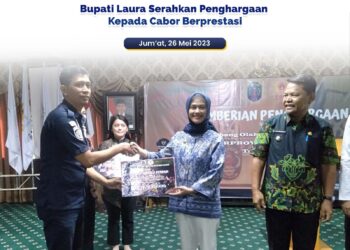 Bupati Laura Serahkan Penghargaan Kepada Cabor Berprestasi