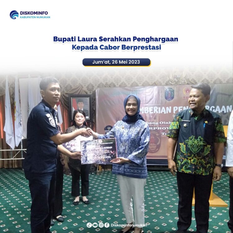 Bupati Laura Serahkan Penghargaan Kepada Cabor Berprestasi