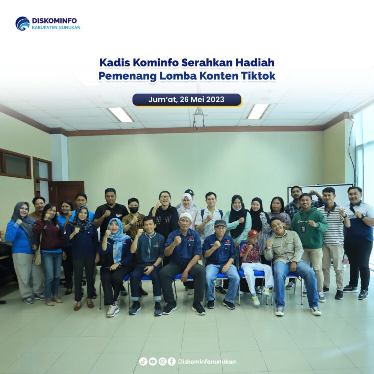 Kadis Kominfo Serahkan Hadiah Pemenang Lomba Konten Tiktok