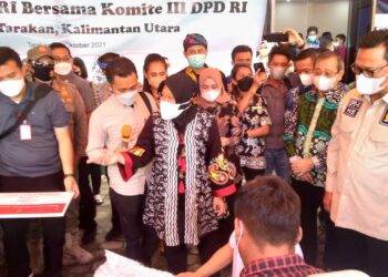 Mensos Risma Menyerahkan Bantuan Secara Simbolis kepada Warga Tarakan