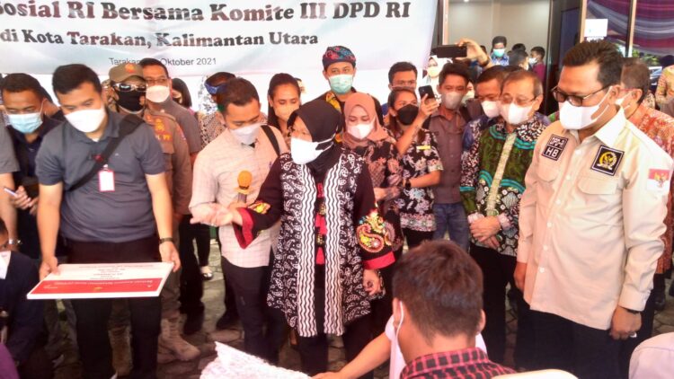 Mensos Risma Menyerahkan Bantuan Secara Simbolis kepada Warga Tarakan