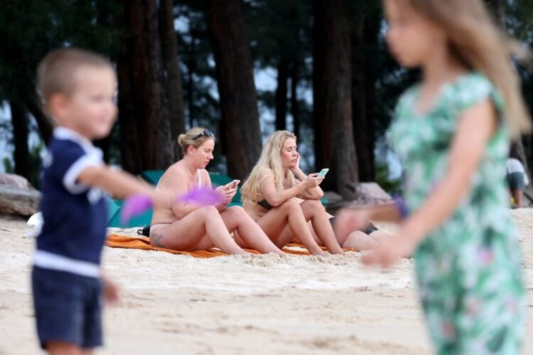 Ribuan Orang Rusia Terjebak di Thailand saat Sanksi Mulai Berlaku