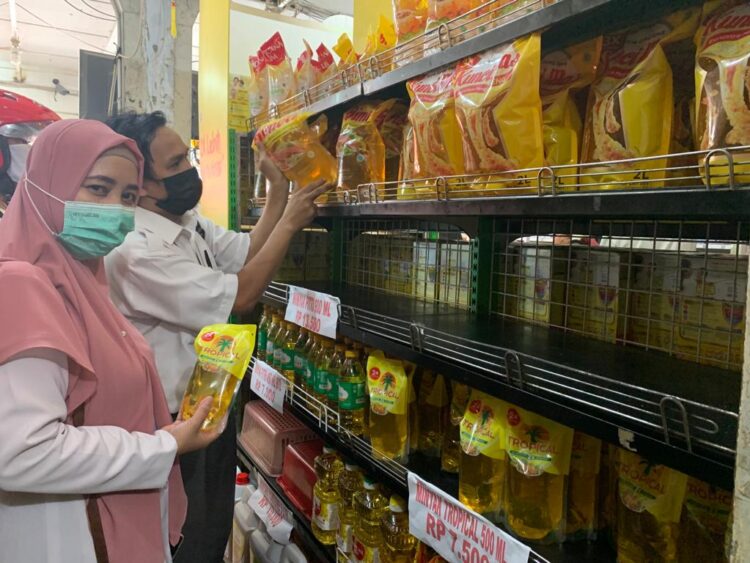 Baru Sehari Tersedia, Minyak Goreng Seharga 14 Ribu Ludes Diborong Pembeli