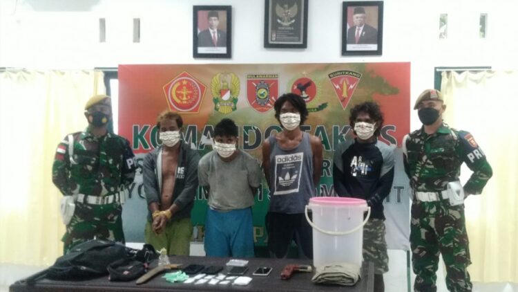 Satgas Pamtas Amankan Empat Pengedar Sabu, Turut Disita Senpi Kaliber 9mm