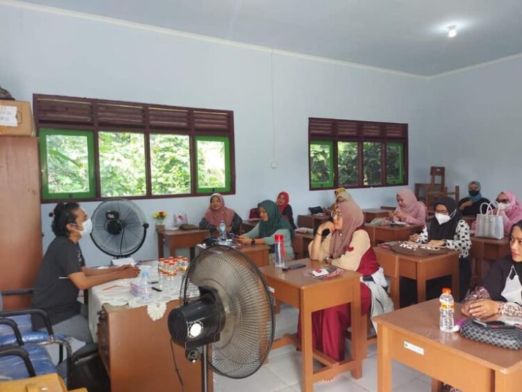 Isi Libur Tahun Baru, Dua Puluh Wanita Ikuti Pelatihan Rias Wajah