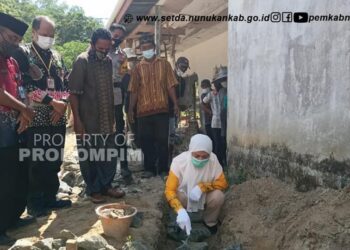 Peletakan Batu Pertama Masjid Al Muhajirin Pulau Raya Mansapa, Bupati Laura : Saya Kagum dan Terharu