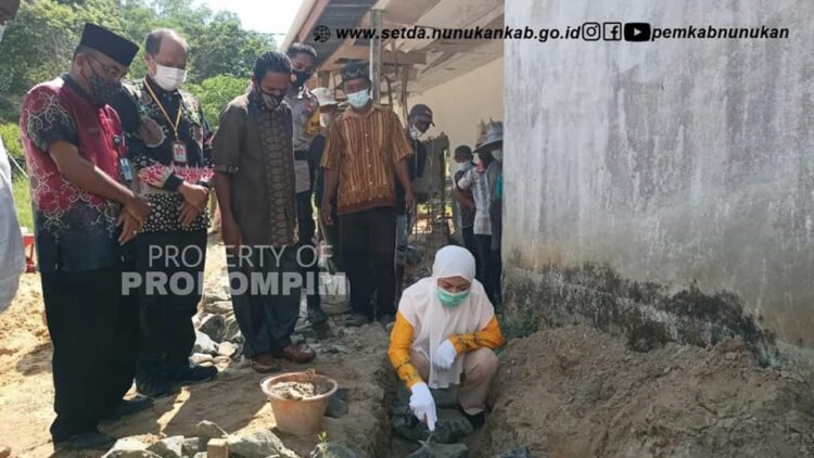 Peletakan Batu Pertama Masjid Al Muhajirin Pulau Raya Mansapa, Bupati Laura : Saya Kagum dan Terharu