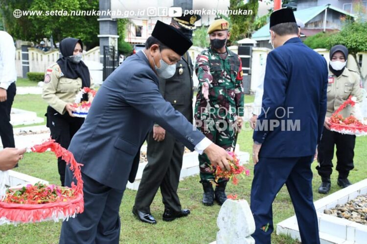 Hari Pahlawan, Wabup Hanafiah Tabur Bunga di TMP Jaya Sakti