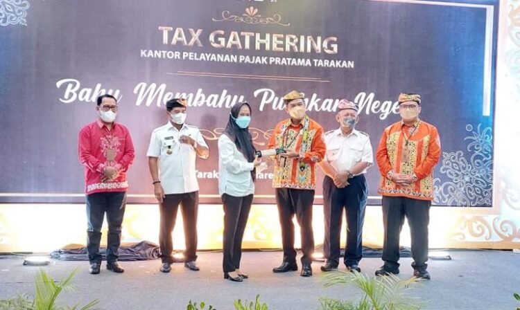 KPP Pratama Tarakan Gelar Tax Gathering, Desa Sungai Nyamuk Terima Penghargaan Wajib Pajak Bendahara Pengelola Dana Desa Terbaik