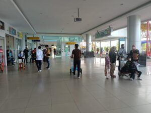 Suasana Bandara Juwata di musim mudik 2022