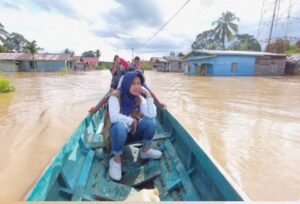 Bupati Kabupaten Nunukan, Asmin Laura Hafid saat menyalurkan bantuan untuk korban banjir