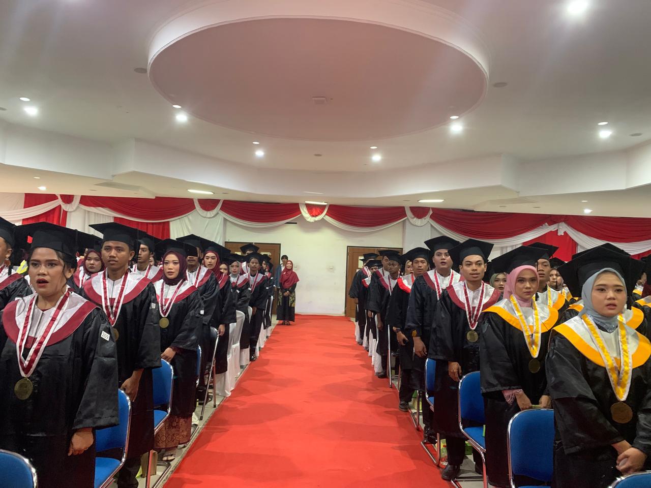 Suasana khidmat wisuda ke 37 UBT